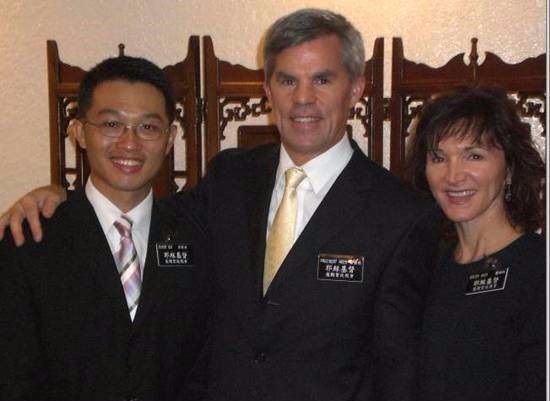 Pres Hoer and Elder Chiu
霍廷昌會長與邱臻育弟兄合照