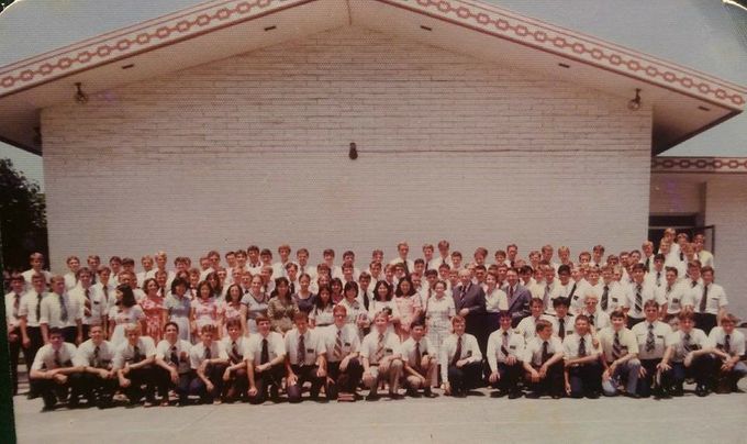 高雄傳道部傳教士與興格萊會長合照-1977-王綠寶FB