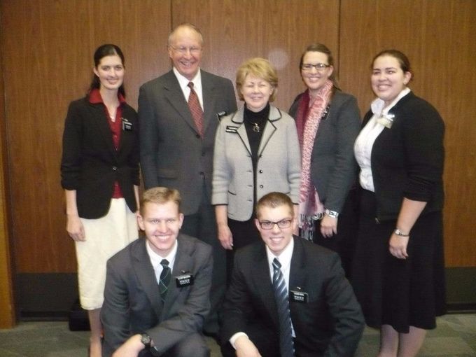George Baker 和 Maureen Baker and Missionaries