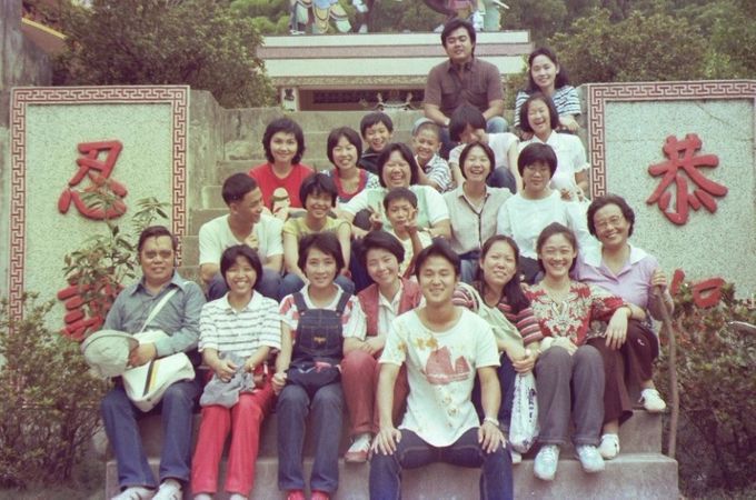 1982年戶外活動，北投情人廟，前排左一右一為嚴元琥會長夫婦