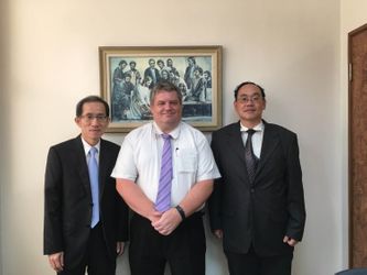 主教席子榮（中），第一諮理薛奇堅（左），第二諮理王福平（右）