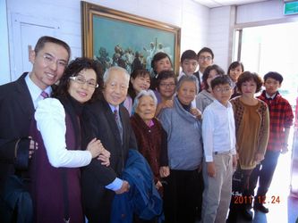2011年12月24日董王德瑚姐妹洗禮會-前排右邊第四位為董王德瑚姐妹,後二排右邊第三位,為她的小女兒董昱芬,後三排右邊第三位, 為她的大女兒董凌俊－照片由孟昭成主教提供