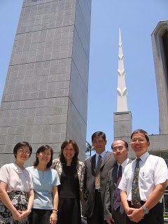 2007年5月22日 支聯會會長團夫婦特別聖殿日
照片左起：關陳雯玲姊妹、張傅六儀姊妹、李許珮琛姊妹、李偉倫會長、張瑞昇會長、關名順會長