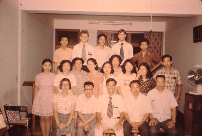 彰化分會-1976-中坐者為劉子田，他左手邊是第一副會長，旁為會長-Scott Lloyd提供