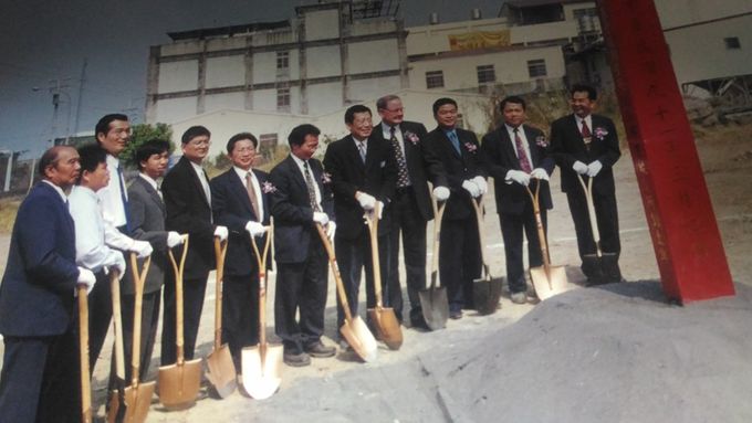 由左至右：王自然、陳玉釧、黃昌興、譚文良、洪勝忠、劉振成、陳誠二、歐俊龍、傳道部藍會長、立委蔡煌瑯、歐德濾、曾錫銘