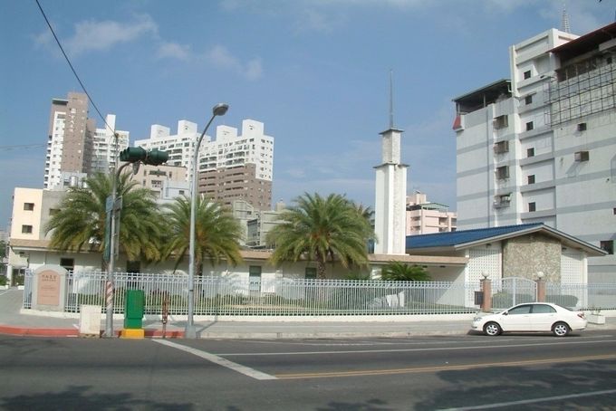 市中教堂 (西高雄支聯會中心) – 1965年落成，1982年1月31日由韓馬里安長老奉獻
高雄市前金區市中一路292號