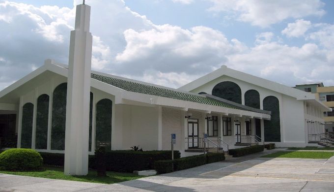 屏東教堂 – 1983年落成，1986.1.15奉獻，2000.9.9開始增建二樓與後方教室，2006.8第二次擴建增加康樂廳，2007.8.25奉獻
屏東市大連路60-22號