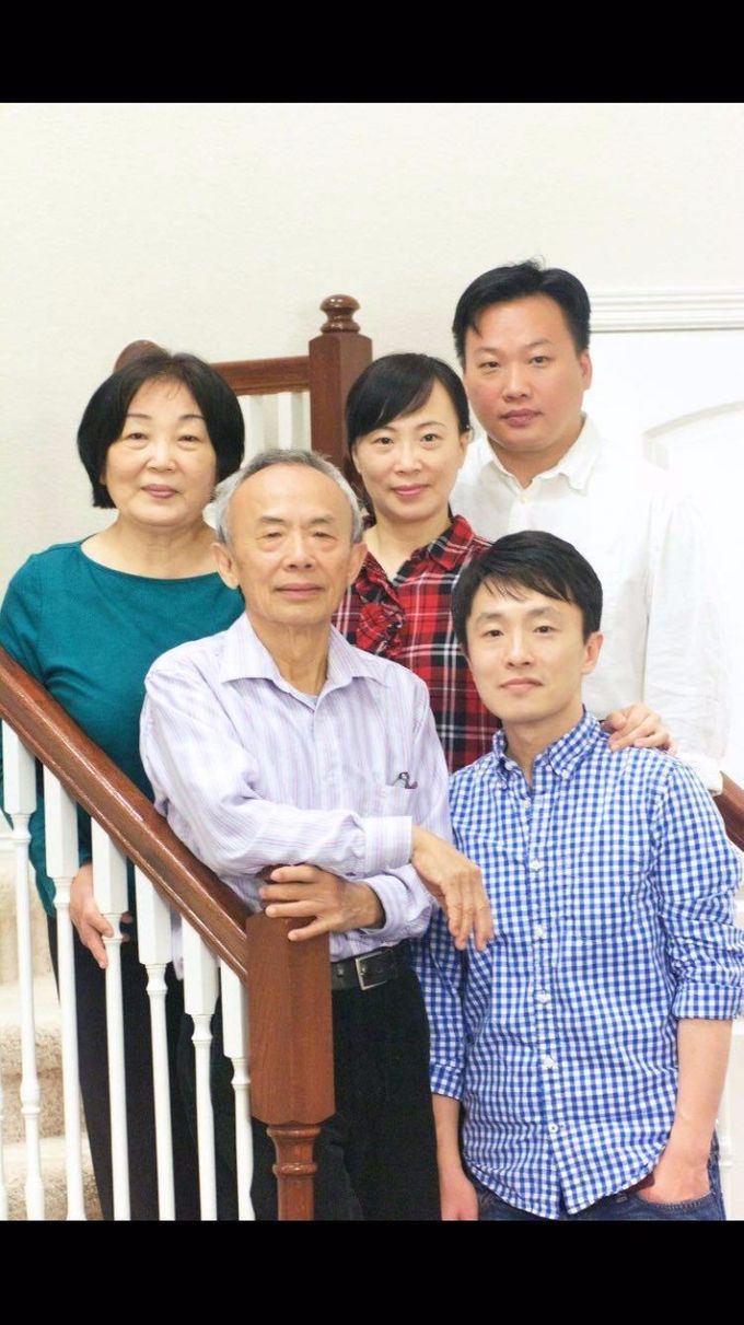 謝啟智家庭，左起謝蔡秀霞，謝啟智，謝曼雅，謝奇勳，謝家奇 (謝家奇提供)