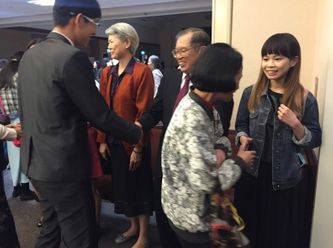 2016.5.1 卸任的梁世威會長家庭散會後與成員們握手